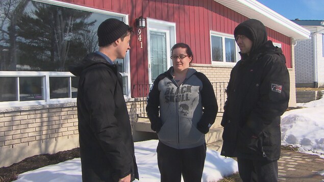 Marie-Ève Dumas et Joël Pelletier sont les voisins et amis de la victime. L'accident s'est produit devant leur résidence. Marie-Ève Dumas et Joël Pelletier sont les voisins et amis de la victime. L'accident s'est produit devant leur résidence.