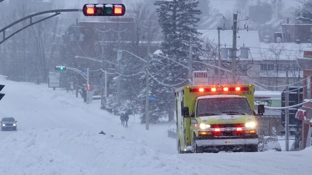 L’éclosion de COVID-19 parmi les ambulanciers de l'Estrie prend de l'ampleur