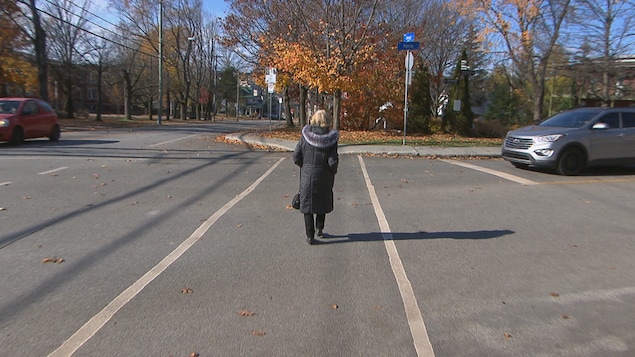 Une personne âgée traverse la rue à Sherbrooke.