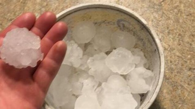 Un seau plein de grêlons de la taille d'une balle de golf Un seau plein de grêlons de la taille d'une balle de golf