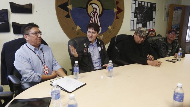 Justin Trudeau avec le grand chef de la Nation Nishnawbe Aski, Alvin Fiddler, et des membres du conseil de bande Justin Trudeau avec le grand chef de la Nation Nishnawbe Aski, Alvin Fiddler, et des membres du conseil de bande