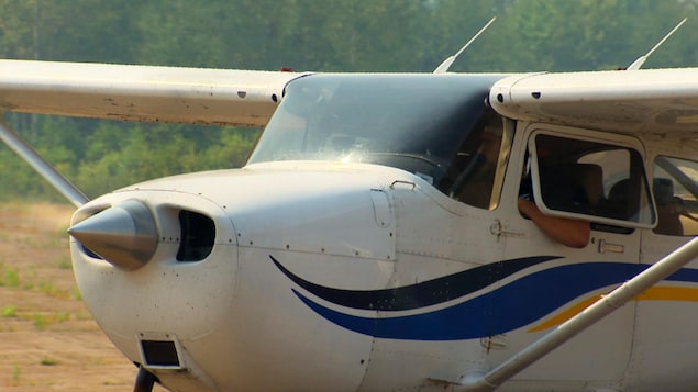 Un pilote du Truro Flying Club à bord d'un petit avion.