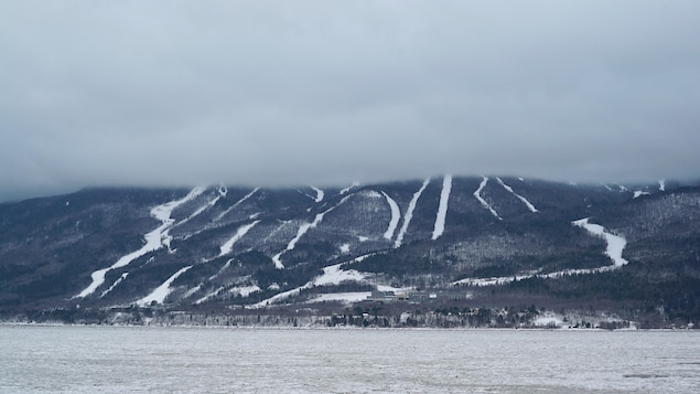 Une montagne enneigée avec des pentes.