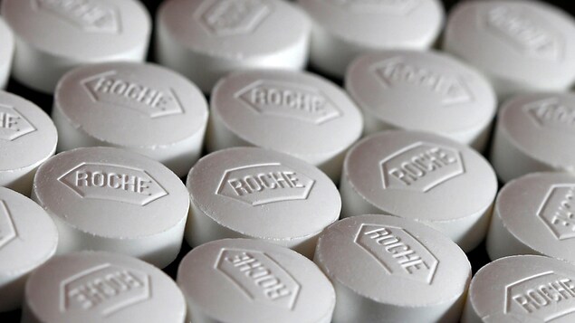 Plusieurs pilules blanches. Plusieurs pilules blanches.