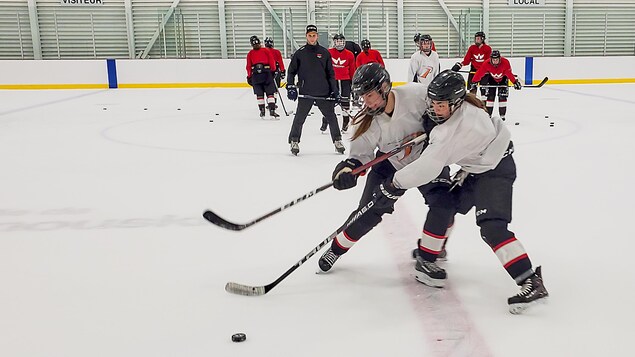 Des cégepiennes rimouskoises jouant au hockey sur glace.