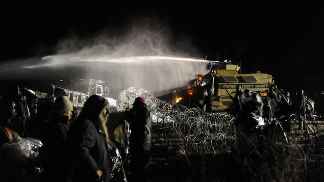 Des centaines de manifestants opposés au projet de pipeline Dakota Access ont affronté les policiers hier soir. Les forces de l'ordre ont utilisé des gaz lacrymogènes et des canons à eau pour repousser les opposants qui tentaient de traverser un pont.