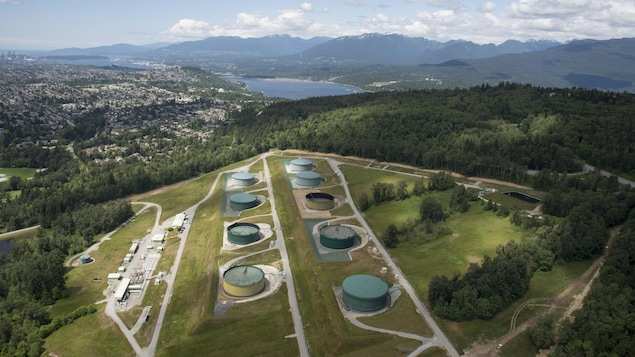 Vue aérienne d'un site où se trouvent plusieurs réservoirs.