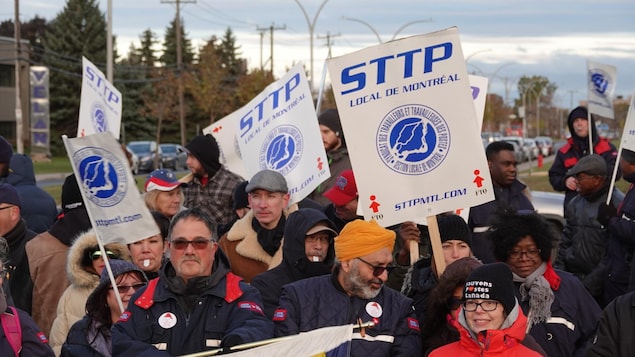 Postes Canada Greve Illimitee Pour Les Employes De Montreal Radio Canada Ca