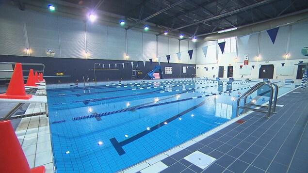 Une piscine intérieur vide avec desP cônes pour empêcher l'utilisation des tremplins.
