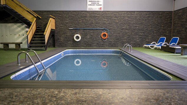 La piscine de l'Auberge Gouverneur à Shawinigan sans personne dedans ou autour.