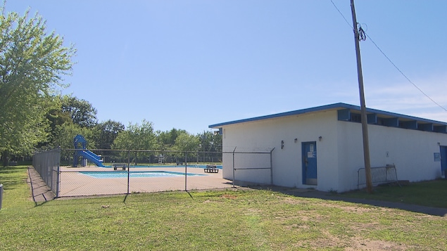 De la vitre dans la piscine du parc Martin-Bergeron à Trois-Rivières