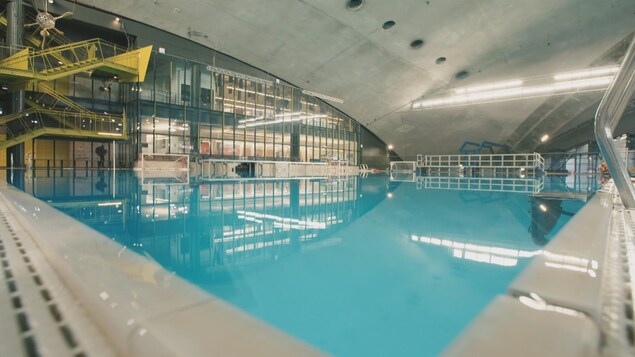 Plan large d'une piscine intérieure vide