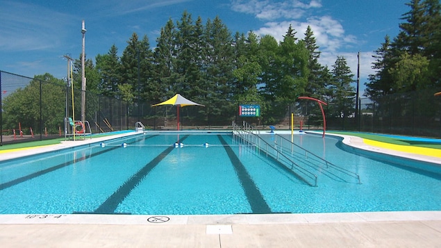 La piscine pleine d'eau avant l'arrivée des baigneurs.