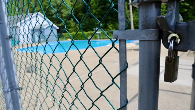 Le centre de vacances Cité Joie, dans la région de Québec, a été obligé de réduire ses heures de baignade. Le centre de vacances Cité Joie, dans la région de Québec, a été obligé de réduire ses heures de baignade.