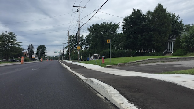 Une piste cyclable adjacente au trottoir.