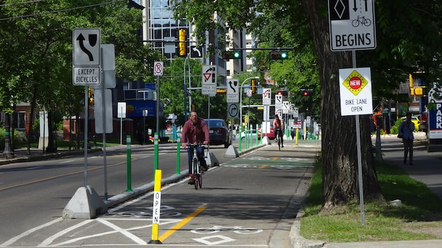 Les cyclistes du centre-ville d'Edmonton demandent plus d'endroits où entreposer leurs vélos.