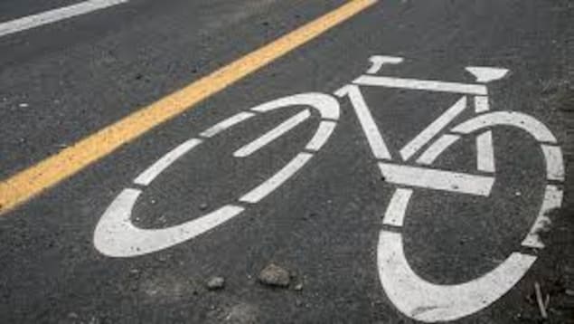 Logo sur asphalte d’un vélo sur une piste cyclable