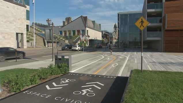 La Ville de Québec affirme que la nouvelle piste cyclable de la place des Canotiers est encore en évaluation.