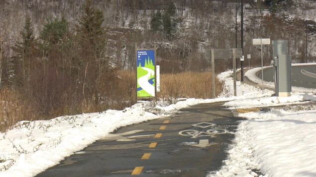 Une piste cyclable dans un décor hivernal. Une piste cyclable dans un décor hivernal.