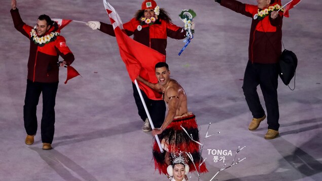 Torse nu, Pita Taufatofua brandit le drapeau de Tonga Torse nu, Pita Taufatofua brandit le drapeau de Tonga