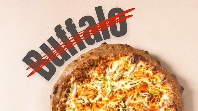 Un pizza et le mot « Buffalo » barré au dessus.