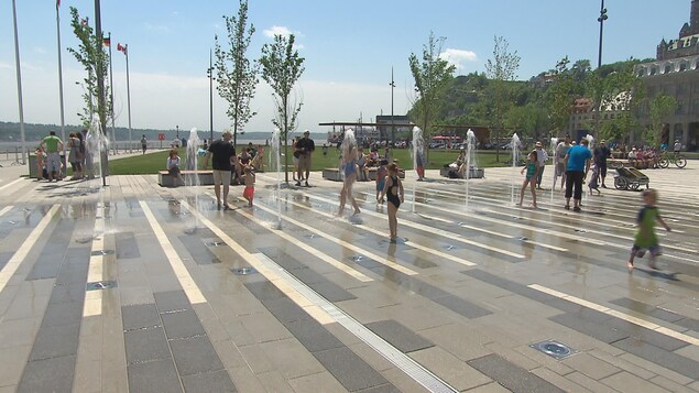 Des nombreux citoyens profitaient de la place des Canotiers au moment de son inauguration Des nombreux citoyens profitaient de la place des Canotiers au moment de son inauguration