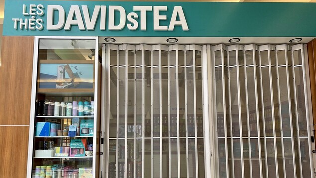 Une boutique DavidsTea est fermée.