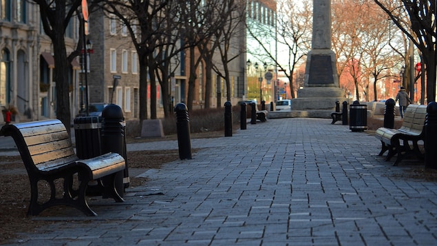 Une place publique déserte du Vieux-Montréal