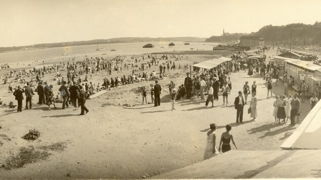 Vue panoramique de la plage de l'Anse au Foulon, en 1934