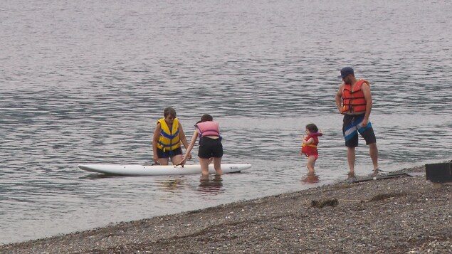 Des gens qui se baignent dans la mer. Des gens qui se baignent dans la mer.