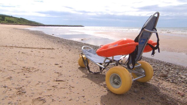 Fauteuil flottant sur la plage. Fauteuil flottant sur la plage.