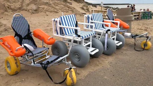 Deux fauteuils flottants et deux fauteuils roulants conçus pour le sable des plages. Deux fauteuils flottants et deux fauteuils roulants conçus pour le sable des plages.