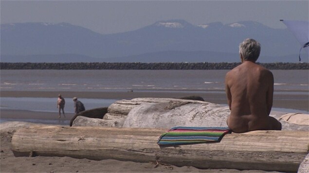 Des gens se prélassent à Wreck Beach, la seule plage où le port de vêtements est optionnel à Vancouver.
