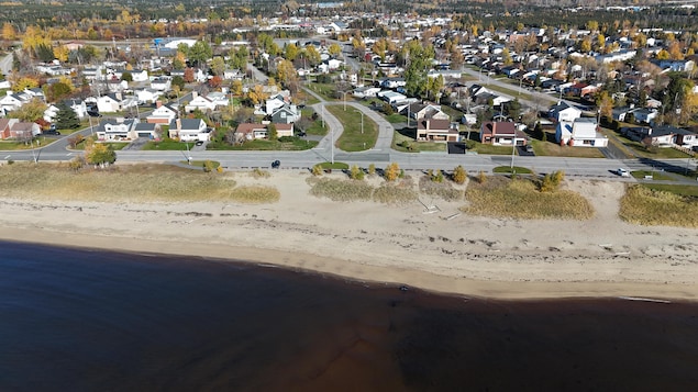 La plage Rochelois à Port-Cartier en vue aérienne.