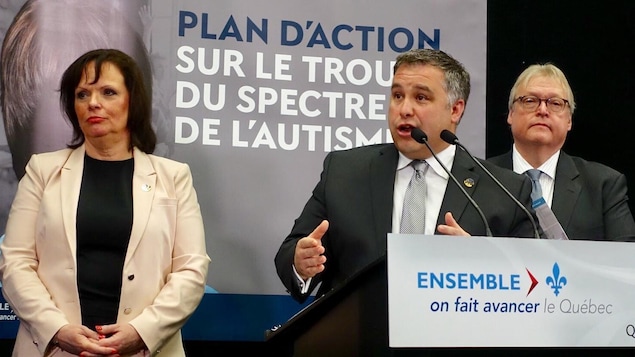 La ministre déléguée à la Réadaptation et à la Santé publique, Lucie Charlebois, a dévoilé le plan d'action sur le trouble du spectre de l'autisme en compagnie du ministre de l'Éducation et de la Famille, Sébastien Proulx, et du ministre de la Santé, Gaétan Barrette.