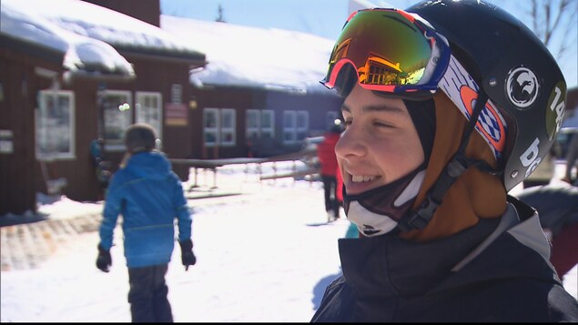 Un jeune planchiste qui participe au Snowmission Un jeune planchiste qui participe au Snowmission