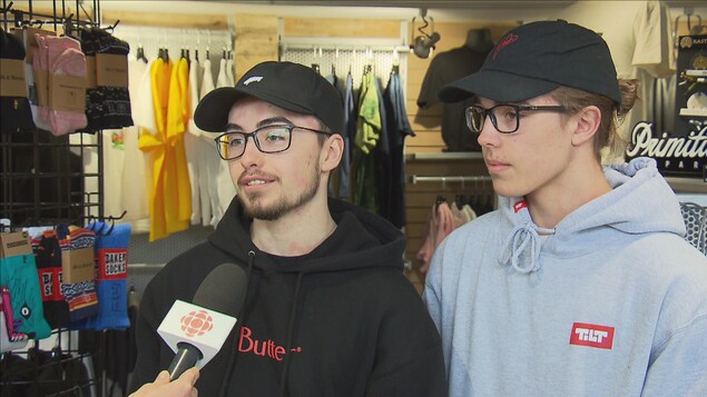 Jérémy et Samuel Houde croient que de nombreux jeunes de Baie-Comeau sont intéressés à faire de la trottinette à l'intérieur pendant l'hiver. Jérémy et Samuel Houde croient que de nombreux jeunes de Baie-Comeau sont intéressés à faire de la trottinette à l'intérieur pendant l'hiver.