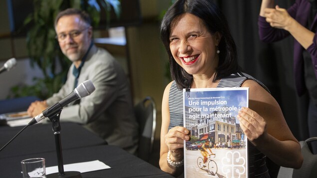 Mme Plante présente son plan à la presse.