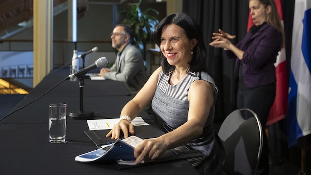 Valérie Plante et Luc Rabouin, assis, présentent leur plan à la presse.