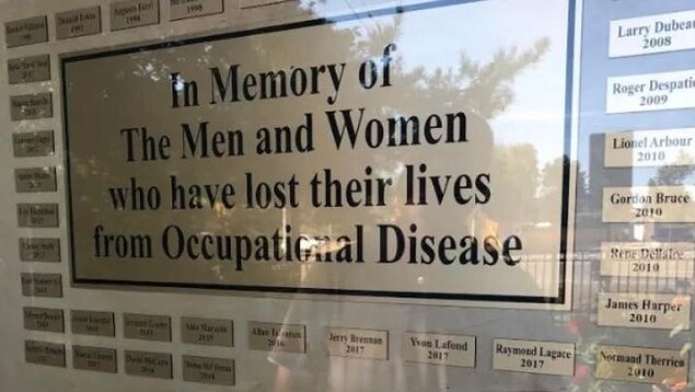 Une plaque sur laquelle sont écrits des noms de personnes décédées