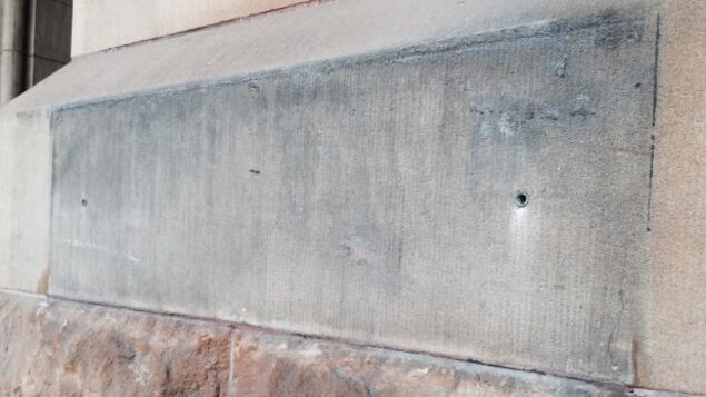 Après le 21 juin, la plaque avec le nom de Langevin a été retirée du mur de l'édifice situé au 80 rue Wellington à Ottawa. Après le 21 juin, la plaque avec le nom de Langevin a été retirée du mur de l'édifice situé au 80 rue Wellington à Ottawa.