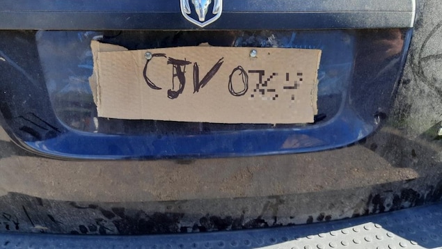 Une plaque d’immatriculation en carton, « ce n'est pas une blague »