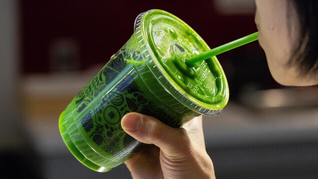 Une tasse de smoothie verte. Une tasse de smoothie verte.