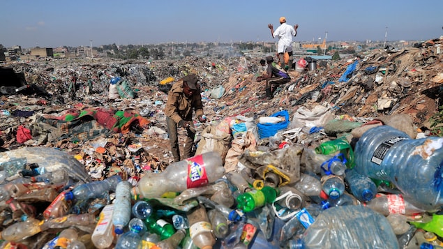 Deshechos plásticos en un vertedero en Nairobi, Kenia.