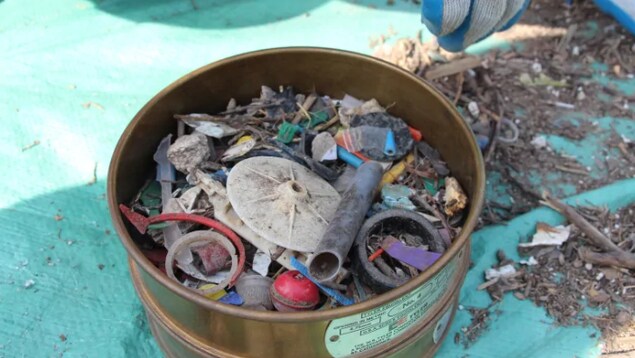 Des déchets en plastique récupérés dans le lac Ontario par une équipe de l'Université de Toronto.
