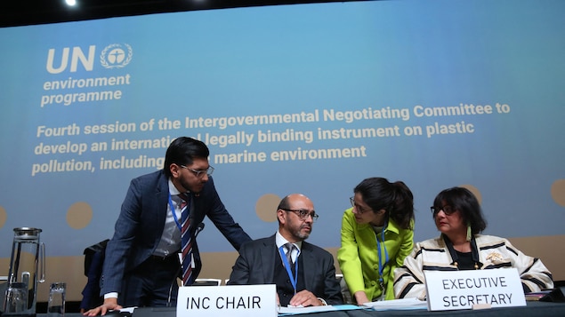 L'Équatorien Luis Vayas Valdivieso, président du Comité intergouvernemental de négociation sur la pollution plastique, lors d'une séance plénière.