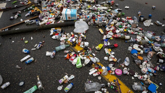 Des déchets plastiques éparpillés sur une route.