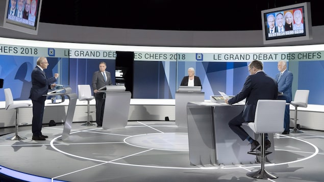 Les quatre chefs répondent aux questions de Patrice Roy sur le plateau du débat des chefs.