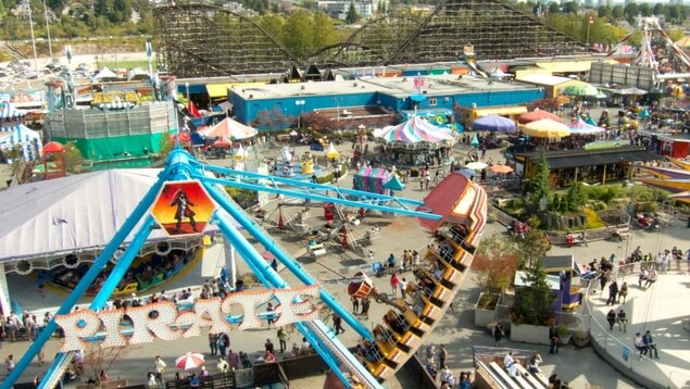 Un parc d'amusement avec plusieurs manèges