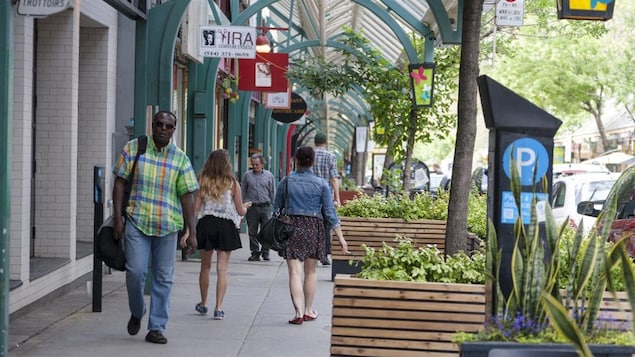 Plaza Saint-Hubert, Montréal